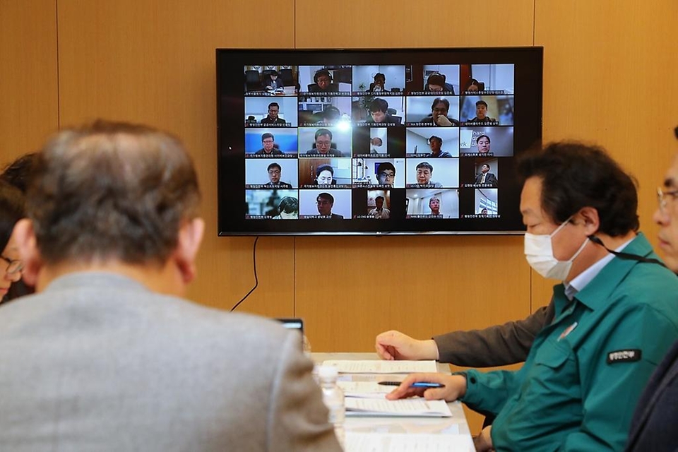 24일 서울 종로구 정부서울청사에서 ‘지방행정전산서비스 개편 TF 2차 회의’가 진행되고 있다.
