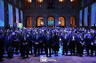 윤석열 대통령과 김건희 여사가 24일(현지시간) 프랑스 파리 브롱냐르 궁에서 열린 ‘국경일 리셉션’에 참석하고 있다.