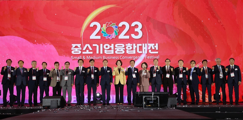 이영 중소벤처기업부 장관이 16일 인천 연수구 송도 컨벤시아에서 열린 ‘2023 중소기업 융합대전’에서 참석자들과 기념촬영을 하고 있다.