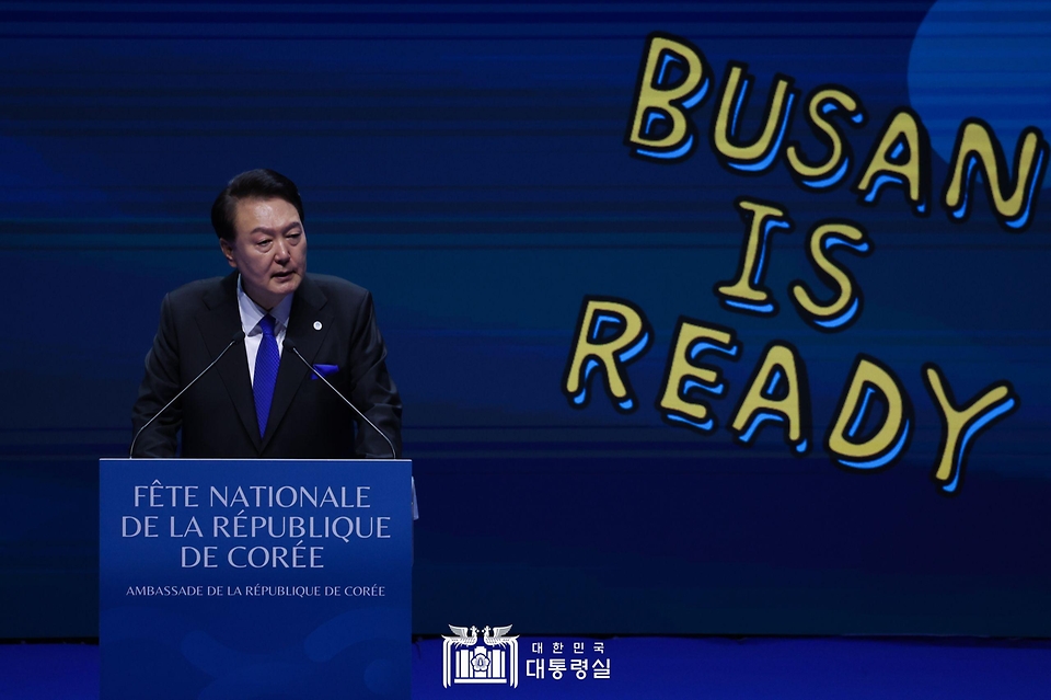윤석열 대통령이 24일(현지시간) 프랑스 파리 브롱냐르 궁에서 열린 ‘국경일 리셉션’에 참석해 발언하고 있다.