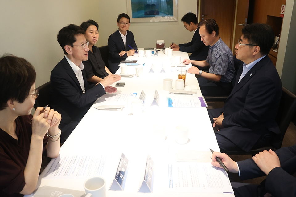 김윤상 조달청장(오른쪽 두번째)이 25일 국민이 체감하는 조달혁신전략수립 마련을 위해 열린 간담회에서 회의를 주재하고 있다.