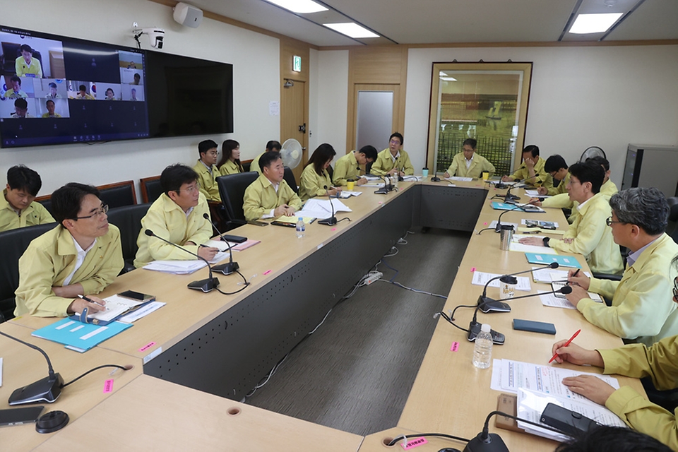 조달청(청장 김윤상)은 지난주 발생한 전국적인 집중호우 피해상황을 점검하고 대응대책을 논의하기 위해 17일 오전 ‘집중호우 대응 긴급점검회의’를 실시했다.