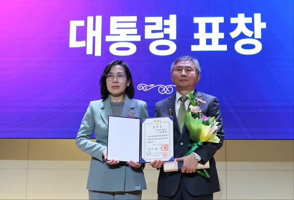 김현숙 여성가족부 장관이 24일 서울 중구 페럼타워 페럼홀에서 열린 ‘2023년 여성폭력 추방주간 기념식’에 참석해 이택후 대구해바라기센터(아동) 소장에게 대통령 표창을 수여한 뒤 기념촬영을 하고 있다.