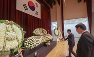 박민식 국가보훈부 장관이 24일 오전 서울시 동작구 국립서울현충원에서 열린 ‘故 채명신 명예회장 10주기 추도식’에 참석하여 헌화 및 분향을 하고 있다.