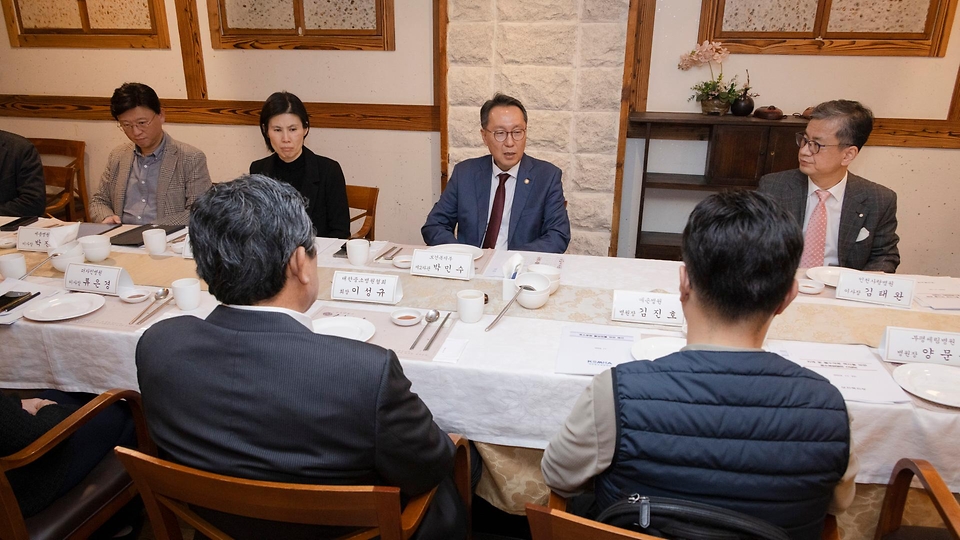 박민수 보건복지부 제2차관이 23일 서울에서 열린 ‘대한중소병원협회 간담회’를 주재하고 있다.