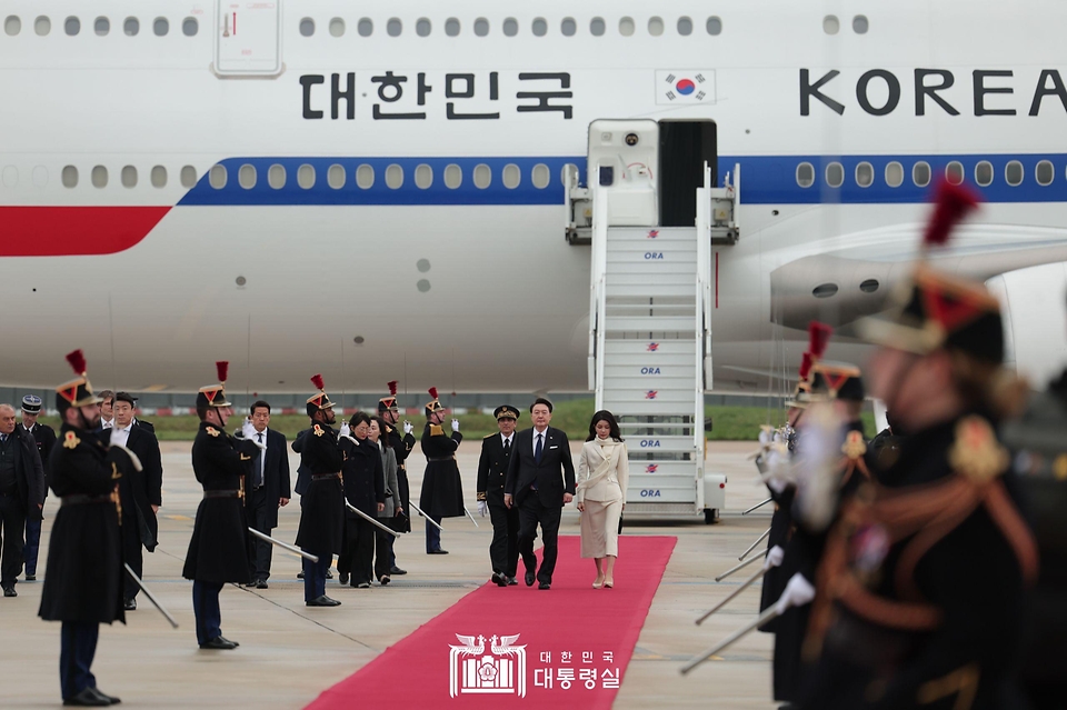 윤석열 대통령과 김건희 여사가 23일(현지시간) 파리 오를리 공항에 도착해 이동하고 있다.