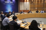 조달청은 29일 민관 합동으로 조달현장 규제혁신위원회를 개최하고 제2차 규제혁신 추진방안을 확정했다. 이종욱 조달청장(가운데)이 규제혁신의 추진방향에 대해 참석자들과 의견을 나누고 있다.

