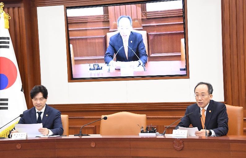 추경호 부총리 겸 기획재정부 장관이 27일 서울 종로구 정부서울청사에서 열린 ‘비상경제장관회의 겸 수출투자대책회의’를 주재하고 있다.