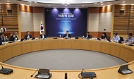 조달청은 29일 민관 합동으로 조달현장 규제혁신위원회를 개최하고 제2차 규제혁신 추진방안을 확정했다. 이종욱 조달청장(가운데)이 규제혁신의 추진방향에 대해 참석자들과 의견을 나누고 있다.

