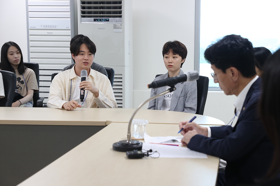 김윤상 조달청장(왼쪽)이 9일 김천 공공조달역량개발원에서 열린 해외조달시장 전문인력 양성 과정 ‘교육생과의 대화’에서 교육생의 아이디어를 메모하고 있다.