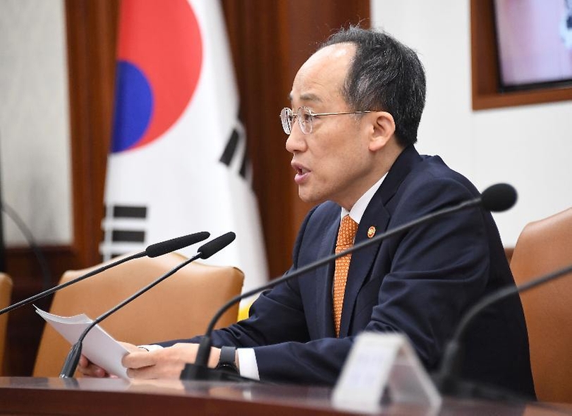 추경호 부총리 겸 기획재정부 장관이 27일 서울 종로구 정부서울청사에서 열린 ‘비상경제장관회의 겸 수출투자대책회의’에서 모두발언하고 있다.
