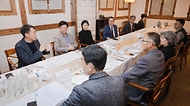 23일 서울에서 열린 ‘대한중소병원협회 간담회’는 정부의 필수의료 확충방안 등에 대해 대한중소병원협회의 의견을 청취하고, 정부의 정책 방향을 논의하기 위해 마련됐다.