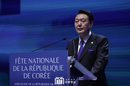 윤석열 대통령이 24일(현지시간) 프랑스 파리 브롱냐르 궁에서 열린 ‘국경일 리셉션’에 참석해 축사를 하고 있다.