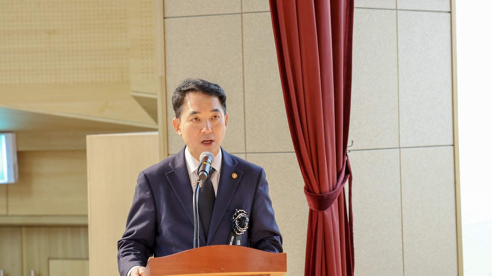 박민식 국가보훈부 장관이 24일 오전 서울시 동작구 국립서울현충원에서 열린 ‘故 채명신 명예회장 10주기 추도식’에 참석하여 추모사를 하고 있다.