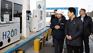 이호현 산업통상자원부 에너지정책실장이 26일 경기 용인시 에버랜드 수소충전소를 방문해 수소튜브트레일러 입고 현황 및 수소충전소 수급 상황을 점검하고 있다.