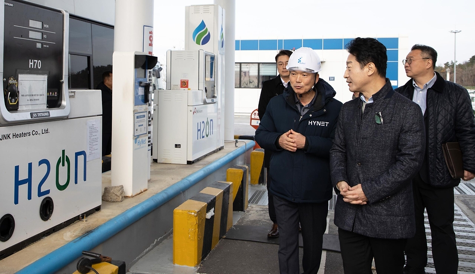 이호현 산업통상자원부 에너지정책실장이 26일 경기 용인시 에버랜드 수소충전소를 방문해 수소튜브트레일러 입고 현황 및 수소충전소 수급 상황을 점검하고 있다.