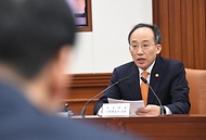 추경호 부총리 겸 기획재정부 장관이 27일 서울 종로구 정부서울청사에서 열린 ‘비상경제장관회의 겸 수출투자대책회의’에서 모두발언하고 있다.