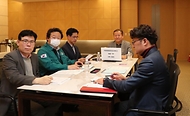 이상민 행정안전부 장관이 24일 서울 종로구 정부서울청사에서 열린 ‘지방행정전산서비스 개편 TF 2차 회의’를 주재하고 있다.