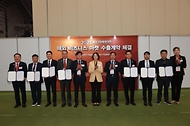 이영 중소벤처기업부 장관이 16일 인천 연수구 송도 컨벤시아에서 열린 ‘2023 중소기업 융합대전’에서 ‘해외 비지니스 마켓 수출계약 체결’을 마친 뒤 관계자들과 기념촬영을 하고 있다.
