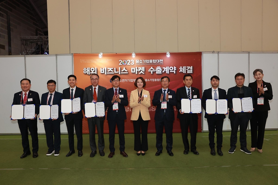 이영 중소벤처기업부 장관이 16일 인천 연수구 송도 컨벤시아에서 열린 ‘2023 중소기업 융합대전’에서 ‘해외 비지니스 마켓 수출계약 체결’을 마친 뒤 관계자들과 기념촬영을 하고 있다.