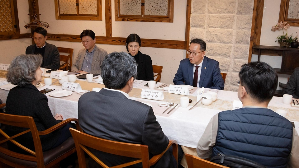 박민수 보건복지부 제2차관이 23일 서울에서 열린 ‘대한중소병원협회 간담회’를 주재하고 있다.