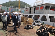 이종욱 조달청장(사진 왼쪽에서 두번째)이 10일 부산시 소재 동일조선(주)을 방문해 선박 건조현장을 살펴보고 있다.