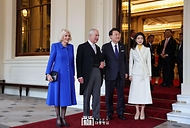 윤석열 대통령과 김건희 여사가 23일(현지시간) 런던 버킹엄궁에서 찰스 3세(Charles III) 영국 국왕, 커밀라(Camilla Parker Bowles) 영국 왕비와 기념촬영을 하고 있다.