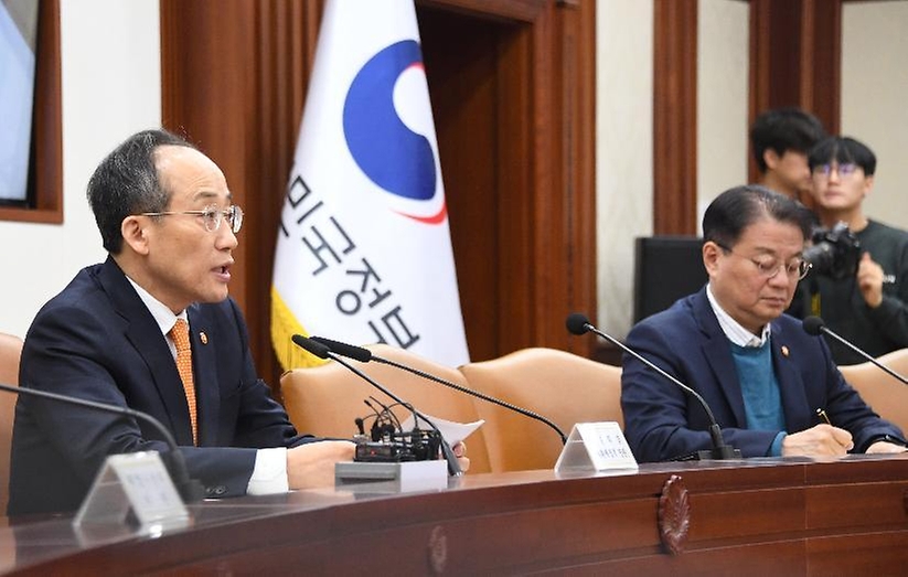 추경호 부총리 겸 기획재정부 장관이 27일 서울 종로구 정부서울청사에서 열린 ‘비상경제장관회의 겸 수출투자대책회의’를 주재하고 있다.