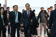 한덕수 국무총리가 26일 2030 세계박람회(엑스포) 개최지를 결정하는 파리 국제박람회기구(BIE) 총회 참석을 위해 인천 중구 인천국제공항을 통해 출국하고 있다.