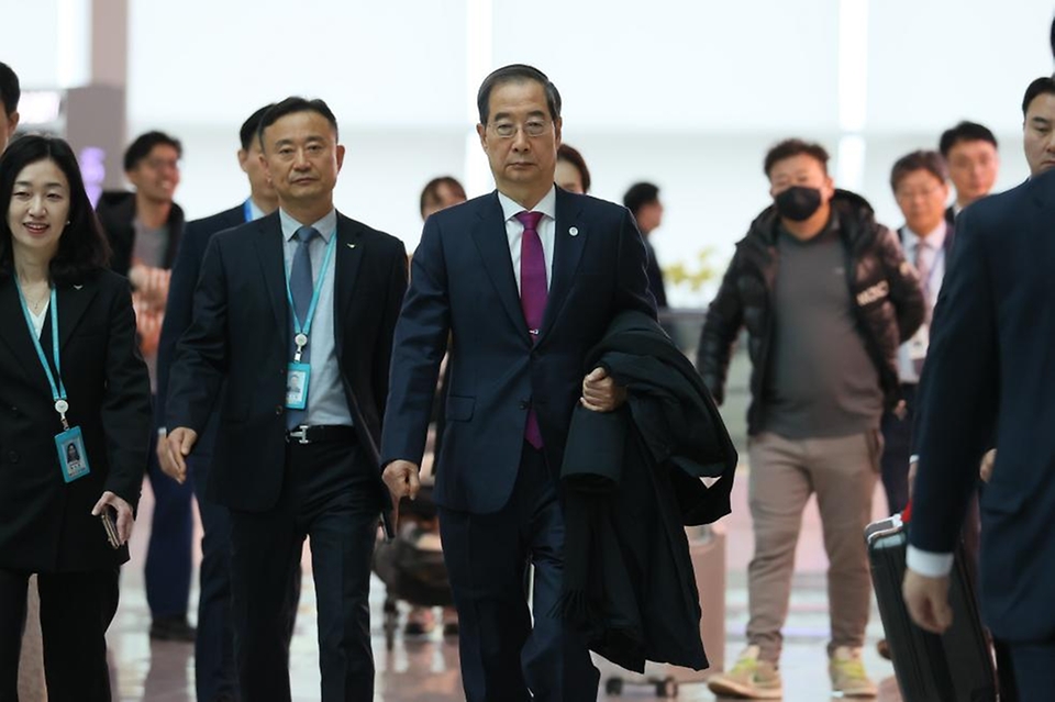 한덕수 국무총리가 26일 2030 세계박람회(엑스포) 개최지를 결정하는 파리 국제박람회기구(BIE) 총회 참석을 위해 인천 중구 인천국제공항을 통해 출국하고 있다.
