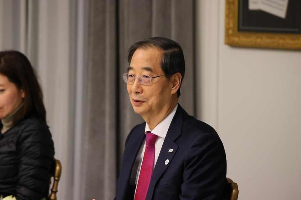 한덕수 국무총리가 27일(현지시간) 프랑스 파리 인터컨티넨탈 파리 르 그랑에서 열린 ‘기자단 만찬 간담회’에서 막바지 유치 활동에 대해 설명하고 있다.