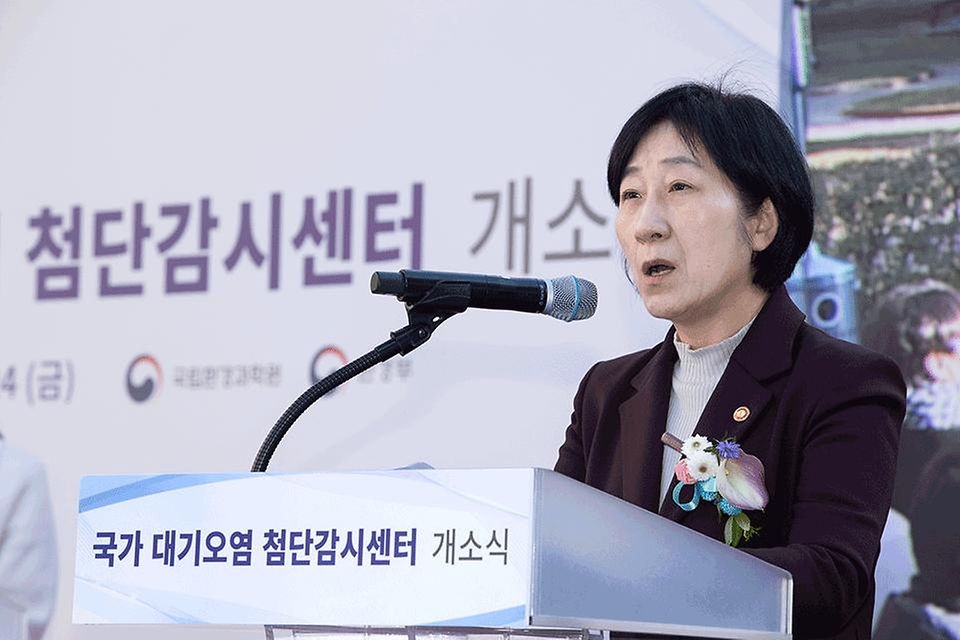 한화진 환경부 장관이 24일 인천 서구 국립환경과학원에서 열린 ‘국가 대기오염 첨단감시센터 개소식’에 참석해 축사를 하고 있다.
