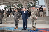 신원식 국방부 장관이 27일 경기 평택시 한미연합군사령부를 방문해 의장행사에서 폴 라카메라(Paul LaCamera) 연합사령관, 강신철 연합사 부사령관과 경례하고 있다.