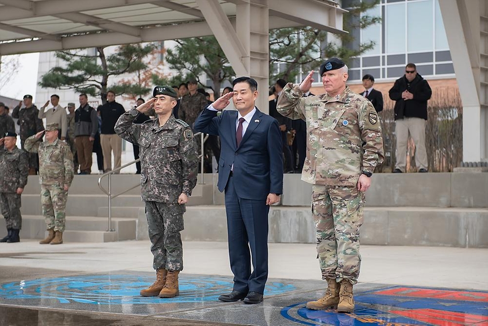 신원식 국방부 장관이 27일 경기 평택시 한미연합군사령부를 방문해 의장행사에서 폴 라카메라(Paul LaCamera) 연합사령관, 강신철 연합사 부사령관과 경례하고 있다.