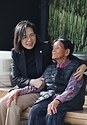 김현숙 여성가족부 장관이 27일 경북 포항에 거주하시는 일본군 ‘위안부’ 피해자 박필근 할머니 자택을 방문해 대화하고 있다.