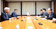 추경호 부총리 겸 기획재정부 장관이 27일 서울 영등포구 한국수출입은행에서 진리췬(Jin Liqun) 아시아인프라투자은행(AIIB) 총재와 면담하고 있다.