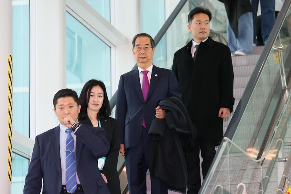 한덕수 국무총리가 26일 2030 세계박람회(엑스포) 개최지를 결정하는 파리 국제박람회기구(BIE) 총회 참석을 위해 인천 중구 인천국제공항을 통해 출국하고 있다.