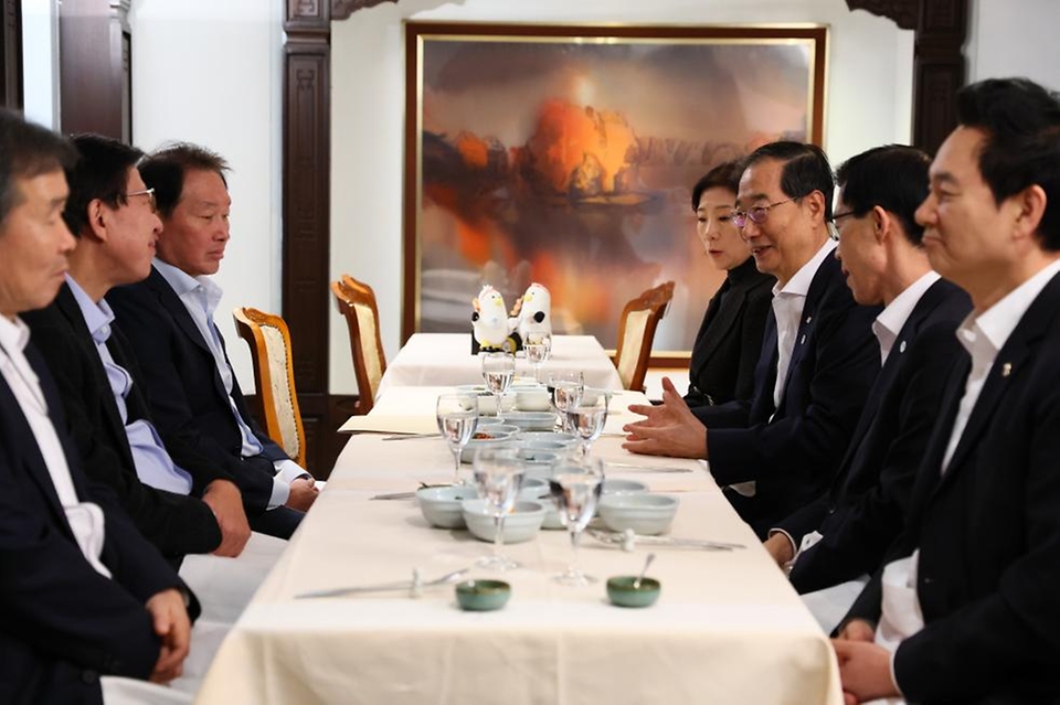 한덕수 국무총리가 26일(현지시간) 프랑스 파리 소재 한식당에서 열린 ‘유치교섭 전략회의’에서 2030 부산세계박람회 막판 총력전을 위한 유치 전략을 논의하고 있다.