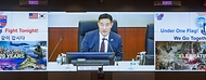 신원식 국방부 장관이 27일 경기 평택시 한미연합군사령부를 방문해 브리핑룸에서 폴 라카메라(Paul LaCamera) 연합사령관으로부터 임무 브리핑을 받은 뒤 발언하고 있다.
