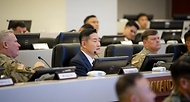 신원식 국방부 장관이 27일 경기 평택시 한미연합군사령부를 방문해 브리핑룸에서 폴 라카메라(Paul LaCamera) 연합사령관으로부터 임무 브리핑을 받은 뒤 발언하고 있다.