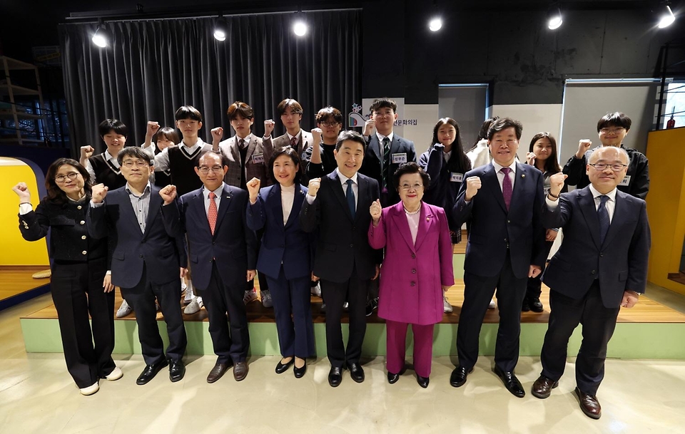 이주호 부총리 겸 교육부장관이 27일 서울 마포구 마포청소년문화의집을 방문해 사회관계장관회의에 앞서 참석자들과 기념촬영을 하고 있다.