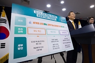 이종호 과학기술정보통신부 장관이 27일 서울 종로구 정부서울청사 본관 브리핑룸에서 ‘윤석열 정부 R&D 혁신방안 및 글로벌 R&D 추진전략’ 관련 브리핑을 하고 있다.