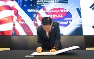 신원식 국방부 장관이 27일 경기 평택시 한미연합군사령부를 방문해 방명록을 작성하고 있다.