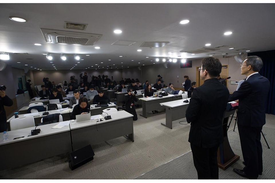 이종호 과학기술정보통신부 장관이 27일 서울 종로구 정부서울청사 본관 브리핑룸에서 ‘윤석열 정부 R&D 혁신방안 및 글로벌 R&D 추진전략’에 대해 발표하고 있다.