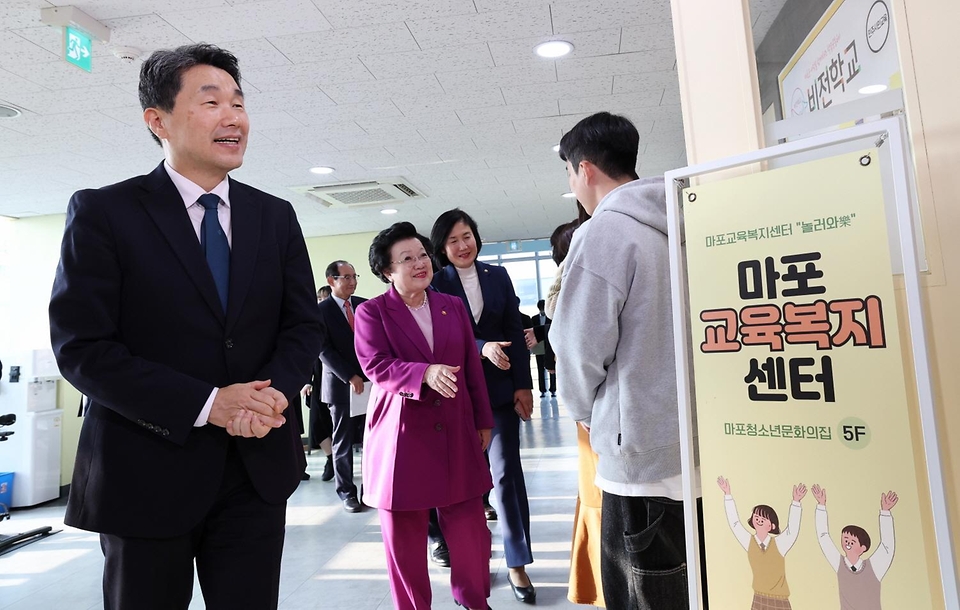 이주호 부총리 겸 교육부장관이 27일 서울 마포구 마포청소년문화의집을 방문해 사회관계장관회의에 앞서 시설을 둘러보고 있다.