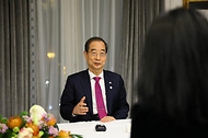 한덕수 국무총리가 27일(현지시간) 프랑스 파리 인터컨티넨탈 파리 르 그랑에서 열린 ‘기자단 만찬 간담회’에서 막바지 유치 활동에 대해 설명하고 있다.