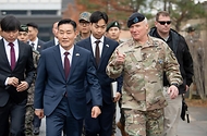 신원식 국방부 장관이 27일 경기 평택시 한미연합군사령부를 방문해 폴 라카메라(Paul LaCamera) 연합사령관과 이동하고 있다.