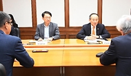 추경호 부총리 겸 기획재정부 장관이 27일 서울 영등포구 한국수출입은행에서 진리췬(Jin Liqun) 아시아인프라투자은행(AIIB) 총재와 면담하고 있다.