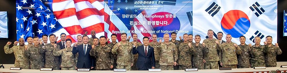 신원식 국방부 장관이 27일 경기 평택시 한미연합군사령부를 방문해 한미연합사령부 주요 직위자들과 기념촬영을 하고 있다.