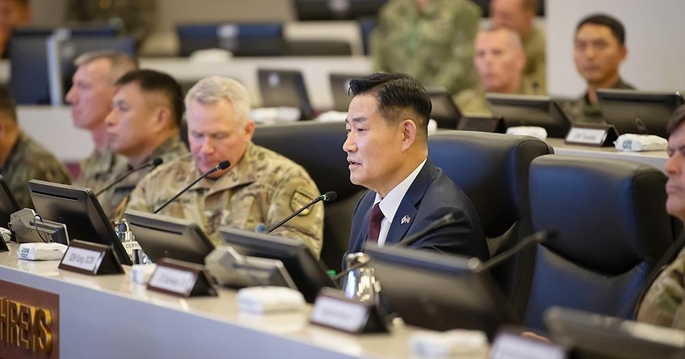 신원식 국방부 장관이 27일 경기 평택시 한미연합군사령부를 방문해 브리핑룸에서 폴 라카메라(Paul LaCamera) 연합사령관으로부터 임무 브리핑을 받은 뒤 발언하고 있다.